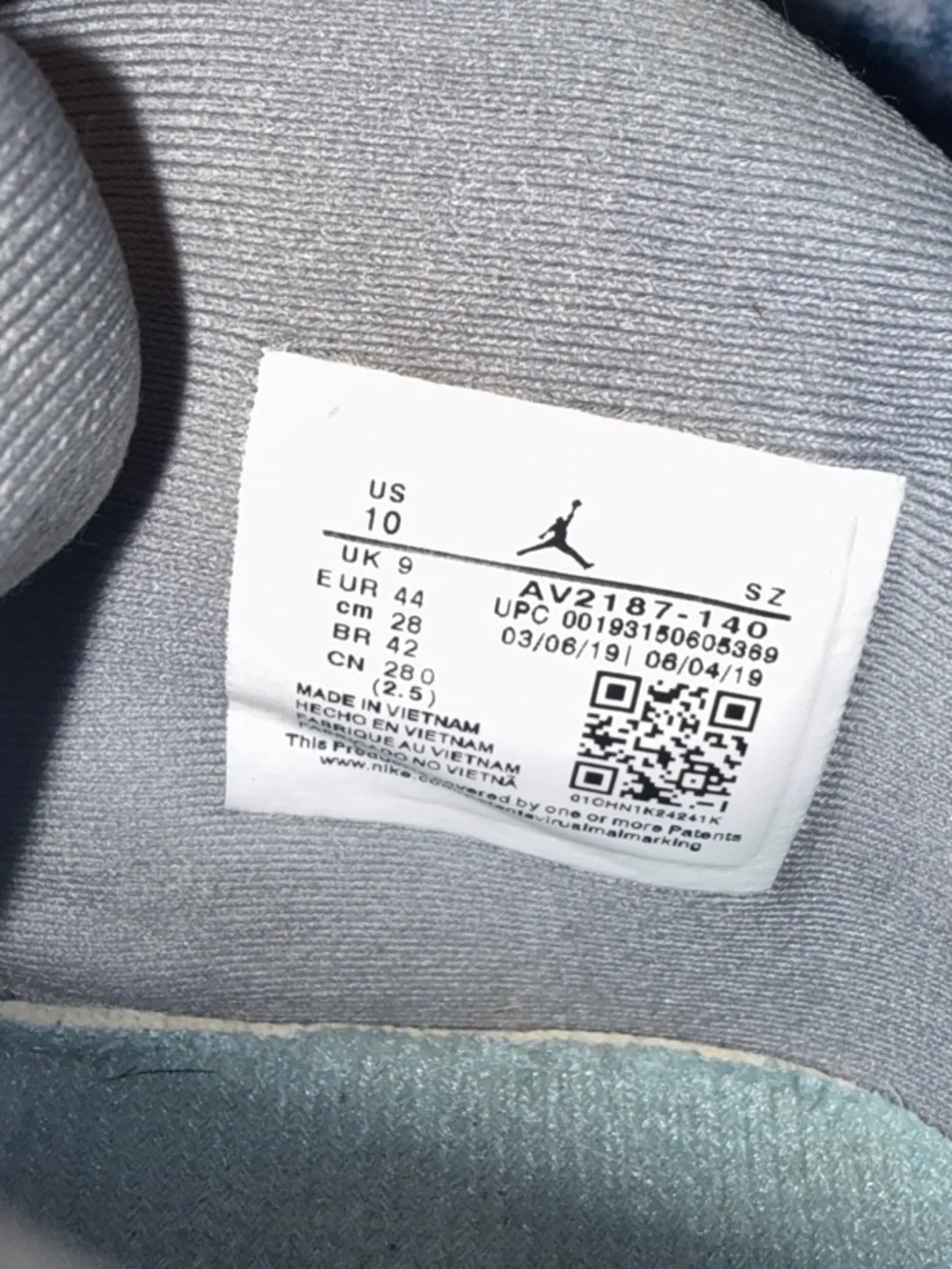 Jordan Low-Top Sneakers in Light Gray and Cream